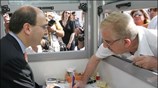 Ο υπουργός Μεταφορών και Επικοινωνιών Κωστής Χατζηδάκης μοιράζει κάρτες απεριορίστων διαδρομών σε ...