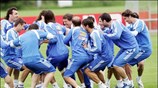 Oι παίκτες της Εθνικής εκτελούν ασκήσεις κατά τη διάρκεια της προετοιμασίας της ...