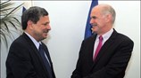 Ο πρόεδρος του ΠΑΣΟΚ Γιώργος Παπανδρέου συνομιλεί με τον πρόεδρο των δικηγόρων ...