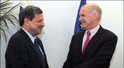 Ο πρόεδρος του ΠΑΣΟΚ Γιώργος Παπανδρέου συνομιλεί με τον πρόεδρο των δικηγόρων ...