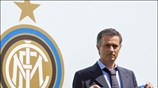 Ο Πορτογάλος προπονητής Jose Mourinho κρατά τη φανέλα της Μίλαν, μετά την ...