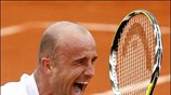 Ο Κροάτης Ivan Ljubicic πανηγυρίζει ένα πόντο στον αγώνα με τον Ρώσο ...