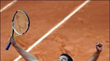 Ο Ισπανός Nicolas Almagro πανηγυρίζει τη νίκη του επί του Γάλλου Jeremy ...