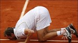 Ο Γάλλος Julien Benneteau φιλά το γήπεδο μετά τον αγώνα με τον ...