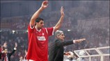 Ο Γιάννης Μπουρούσης και ο Παναγιωτης Γιαννάκης προσπαθούν να καθησυχάσουν τους φιλάθλους ...