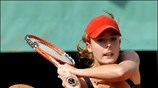 Η Γαλλίδα Alize Cornet επιστρέφει την μπάλα στην Agnieszka Radwanska, από την ...
