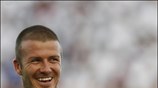 Ο David Beckham χαμογελά στον φιλικό  αγώνα με το Τρινιντάντ. ...