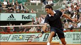 Ο Ελβετός Roger Federer επιστρέφει την μπάλα στον Ισπανό Albert Montanes. Ο ...