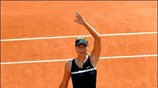 Η Maria Sharapova χαιρετά τους θεατές μετά τη νίκη της επί της ...