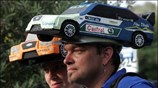 Κόσμος παρακολουθεί την εκκίνηση του 55ου Ράλι Ακρόπολις, κάτω από τον ιερό ...