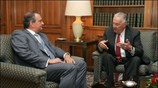 Ο πρωθυπουργός Κώστας Καραμανλής μιλάει με τον πρώην γερουσιαστή των ΗΠΑ Πολ ...