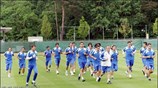 Οι παίκτες της Εθνικής εκτελούν ασκήσεις κατά τη διάρκεια της προετοιμασίας της ...
