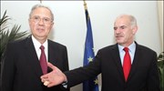 Ο πρόεδρος του ΠΑΣΟΚ Γιώργος Παπανδρέου συνομιλεί με τον διοικητή της Τράπεζας ...