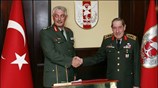 Ο Α/ΓΕΕΘΑ  Στρατηγός Δημήτριος Γράψας χαιρετά τον Τούρκο ομόλογο του Γιασάρ ...