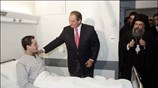 Στιγμιότυπο από τη σημερινή επίσκεψη του πρωθυπουργού Κώστα Καραμανλή στο 424 Γενικό ...
