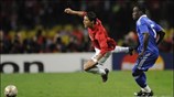 Ο Michael Essien, της Τσέλσι, σταματά με φάουλ τον Cristiano Ronaldo. ...
