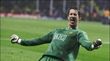 Ο τερματοφύλακας της Μάντσεστερ Edwin van der Sar πανηγυρίζει. ...
