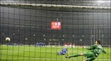 Ο αρχηγός της Τσέλσι γλιστρά κατά την εκτέλεση του πέναλτι και αστοχεί. ...