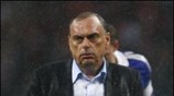 Ο προπονητής της Τσέλσι Avram Grant αποχωρεί απογοητευμένος από τον αγωνιστικό χώρο. ...