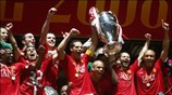 Οι παίκτες της Μάντσεστερ σηκώνουν το πολυπόθητο τρόπαιο. ...