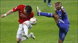 Κόντρα μεταξύ του Ashley Cole (Δ) και του Owen Hargreaves.  ...