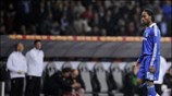 Ο Ντρογκμπά αποχωρεί από τον αγωνιστικό χώρο μετά την αποβολή του στο ...