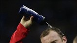 Ο Wayne Rooney, της Μάντσεστερ, δροσίζει το κεφάλι του με ένα μπουκάλι ...