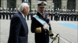 Ο Πρόεδρος της Ελληνικής Δημοκρατίας Κάρολος Παπούλιας συνοδευόμενος από τον Βασιλιά Κάρολο ...