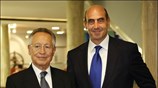 Ο υπουργός Εμπορικής Ναυτιλίας Γιώργος Βουλγαράκης φωτογραφίζεται  με τον Ε. Μητρόπουλο, ...