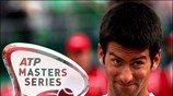 Ο Σέρβος Djokovic χαμογελά με το τρόπαιο του ATP Rome Master. Ο ...