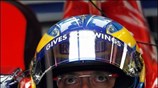 Ο Sebastien Bourdais της ομάδας Toro Rosso μελετά τους χρόνους του στην ...