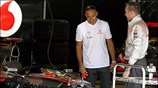 Ο Lewis Hamilton στα πιτ της McLaren Mercedes. ...