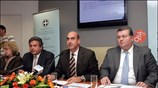 Ο υπουργός Εμπορικής Ναυτιλίας Γιώργος Βουλγαράκης (2Δ) μιλά κατά την διάρκεια συνέντευξης ...