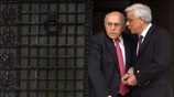 Οι υπουργοί ΠΕΧΩΔΕ Γιώργος Σουφλιάς και Εσωτερικών Προκόπης Παυλόπουλος φεύγουν από το ...