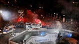 Ενα πλήθος 100.000 ανθρώπων συγκεντρώθηκε χθες τα ξημερώματα στην κεντρική πλατεία Θιμπέλες ...