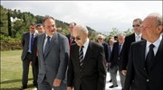 Ο πρωθυπουργός Κώστας Καραμανλής συνομιλεί με τον πρώην Πρόεδρο της Δημοκρατίας Κωστή ...
