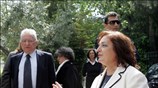Η Μαριέτα Γιαννάκου μαζί με τον Πέτρο Μολυβιάτη μιλά με δημοσιογράφους μετά ...
