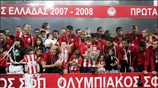 Οι παίκτες του Ολυμπιακού πανηγυρίζουν την κατάκτηση του πρωταθλήματος. ...