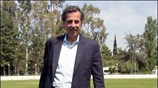 Ο υπουργός Πολιτισμού Μιχάλης Λιάπης παίζει ποδόσφαιρο με τα παιδιά της Εθνικής ...