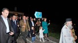 Ο πρωθυπουργός Κώστας Καραμανλής παρακολούθησε την περιφορά του επιταφίου στην Πωγωνιανή Ιωαννίνων ...