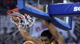 Ο Jeremiah Massey καρφώνει κατά τη διάρκεια του αγώνα μπάσκετ μεταξύ των ...
