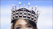 H Iryna Zhuravska, 18 χρόνων, χαμογελά μετά τη στέψη της ως «Μις ...