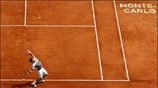 Στιγμιότυπο από τον αγώνα μεταξύ του Σέρβου Novak Djokovic (φωτό) και του ...