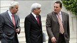 Οι υπουργοί Εσωτερικών Προκόπης Παυλόπουλος και Παιδείας Ευριπίδης Στυλιανίδης εξέρχονται από το ...