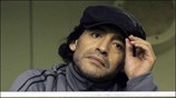 O Diego Maradona παρακολουθεί τον αγώνα της Boca Juniors με την Newell