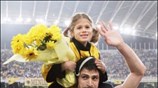 Ο Ακης Ζήκος πανηγυρίζει μετά το τέλος του αγώνα της ΑΕΚ με ...