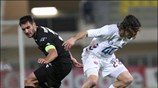 Κουνενάκης και Φερνάντεζ μάχονται για την μπάλα κατά την διάρκεια του αγώνα ...