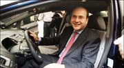 Ο υπουργός Μεταφορών και Επικοινωνιών Κωστής Χατζηδάκης μέσα σε ένα υβριδικό ταξί ...