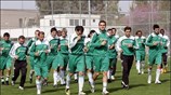 Οι παίκτες του Παναθηναϊκού εκτελούν ασκήσεις κατά τη διάρκεια της προπόνησης στις ...