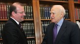 Ο Πρόεδρος της Δημοκρατίας Κάρολος Παπούλιας συνομιλεί με τον πρόεδρο του ΣΑΕ ...